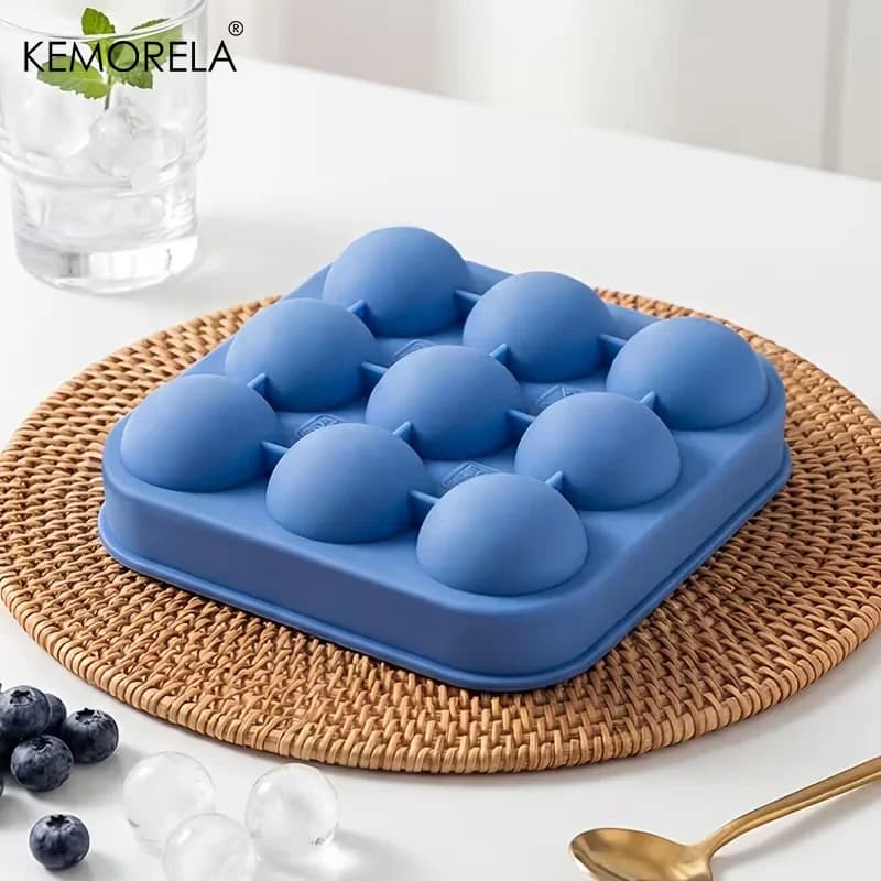 Pladenj za ledene kocke z 9 luknjami v obliki nogometne žoge s pokrovom